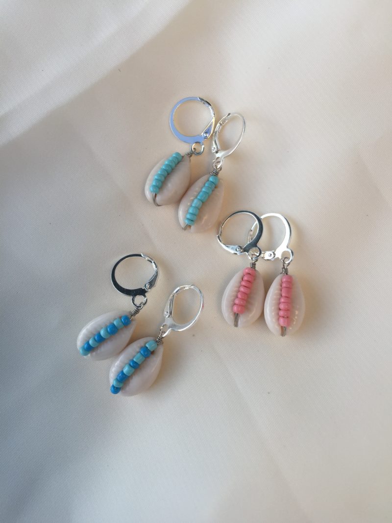 Argolas com búzios e misangas